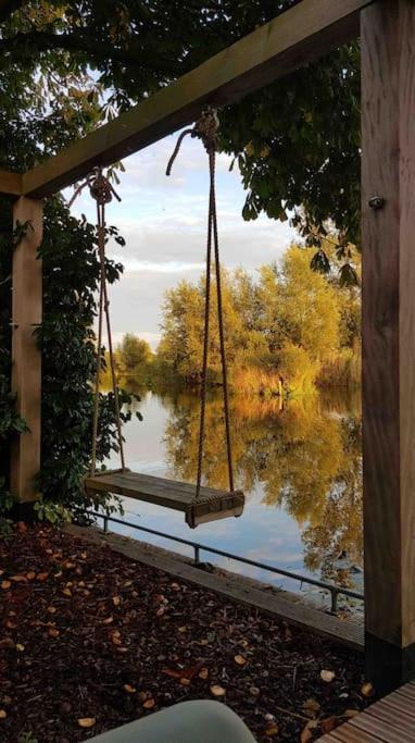 Gezellige Pipo Met Grote Schommel Aan Het Water Villa Medemblik Dış mekan fotoğraf