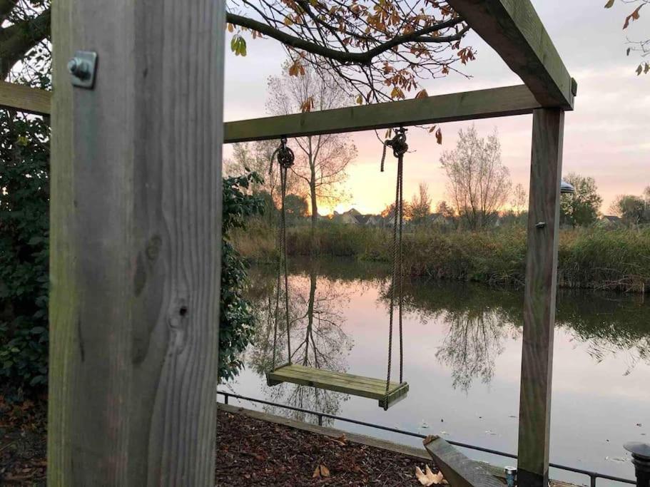 Gezellige Pipo Met Grote Schommel Aan Het Water Villa Medemblik Dış mekan fotoğraf