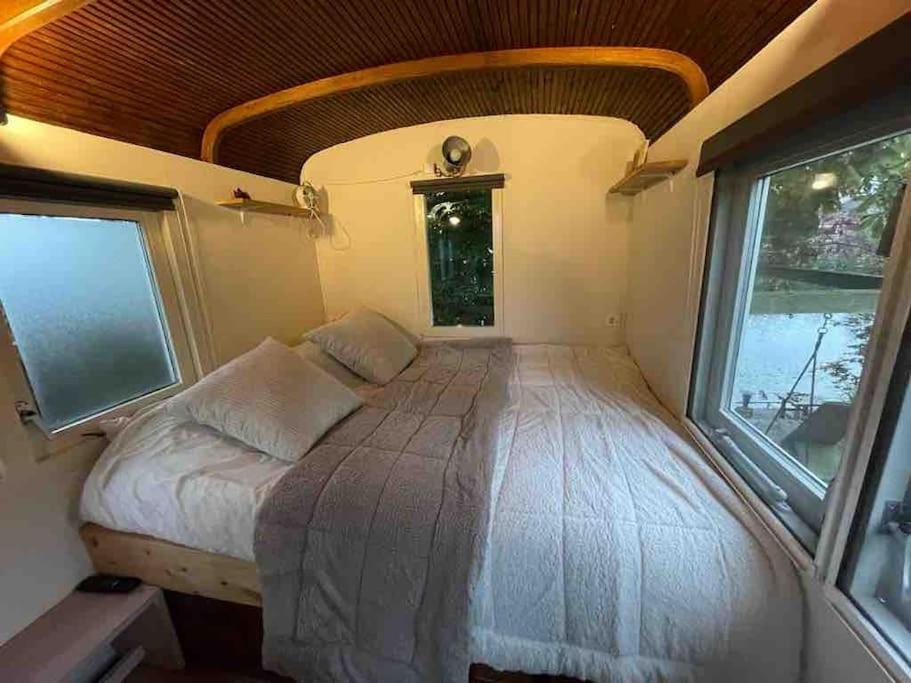Gezellige Pipo Met Grote Schommel Aan Het Water Villa Medemblik Dış mekan fotoğraf