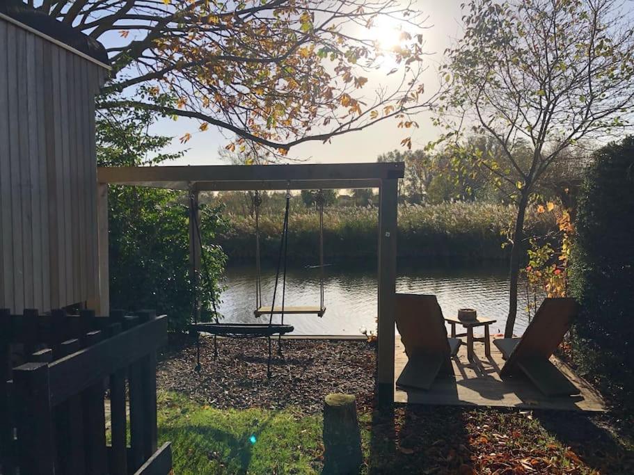 Gezellige Pipo Met Grote Schommel Aan Het Water Villa Medemblik Dış mekan fotoğraf